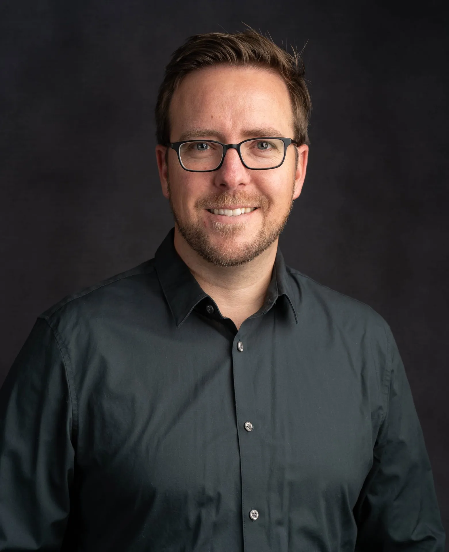 Portrait of smiling man wearing glasses